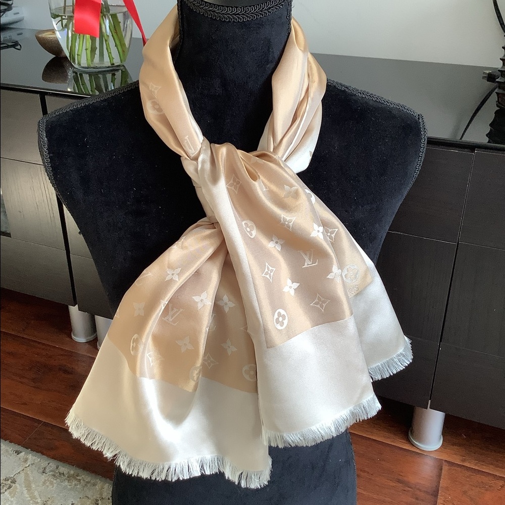 BEAUTIFUL Authentic LV silk scarf  🌷🌷🌷